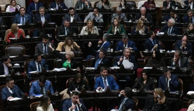 El Gobierno logró la media sanción de la Ley Hojarasca y bloqueó la interpelación a Adorni