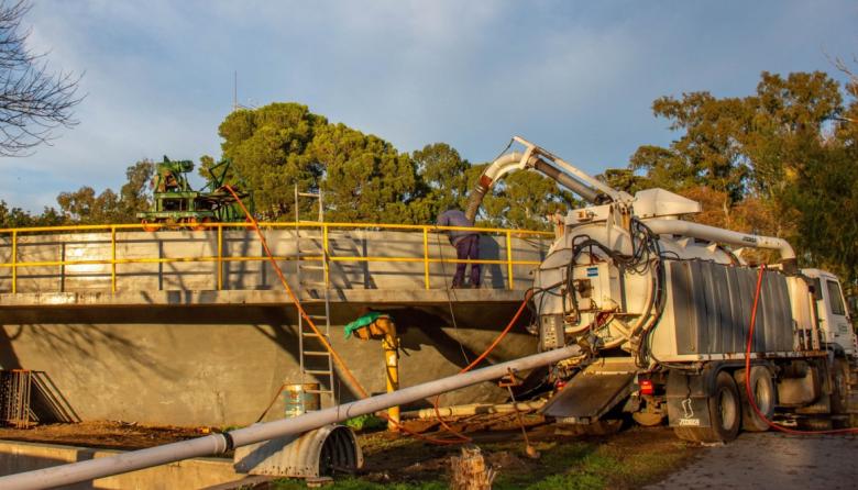 Continúan los trabajos de limpieza en la Planta Depuradora de la ciudad