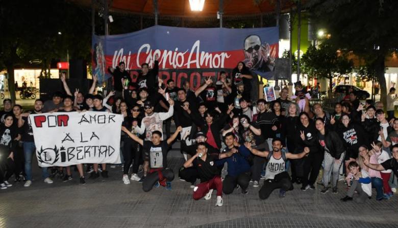 Convocan a un banderazo en el Obelisco para homenajear al Indio
