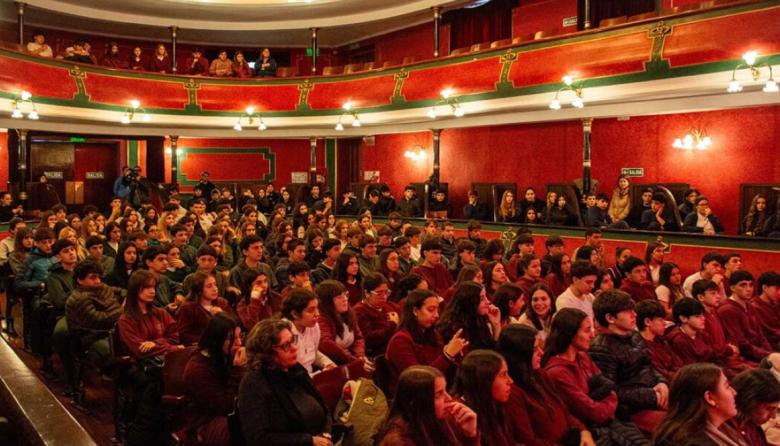 Gran participación estudiantil en la obra "Jugados contra la Ludopatía”