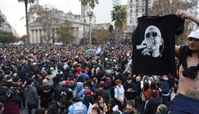 La "misa" ricotera desbordó la Plaza de Mayo para homenajear al Indio Solari