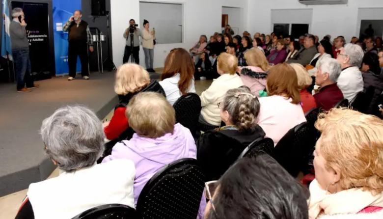 Brindan charla sobre educación financiera destinada a adultos mayores