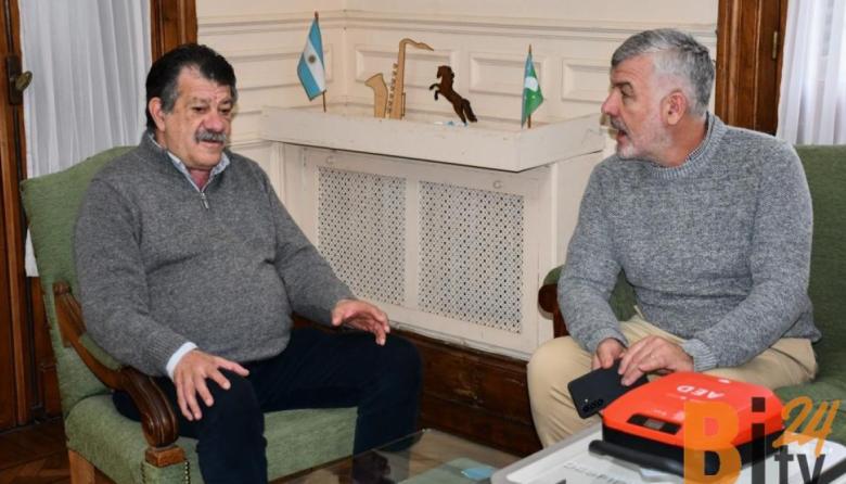 Barenghi agradeció a Camuzzi por la donación de un desfibrilador