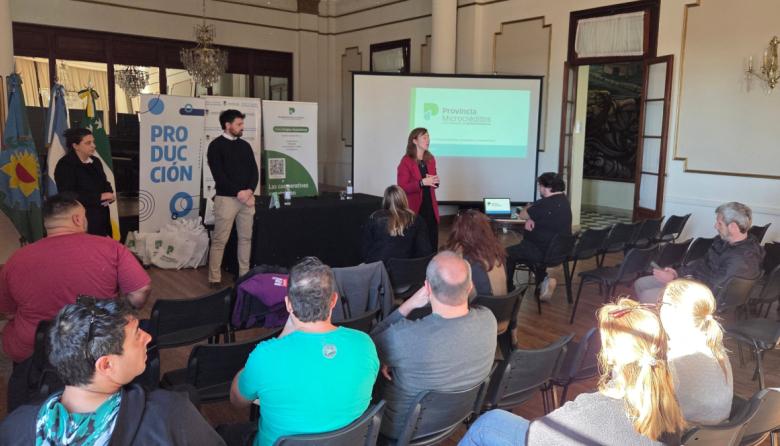Realizan charla informativa sobre líneas de microcréditos en el Salón Blanco