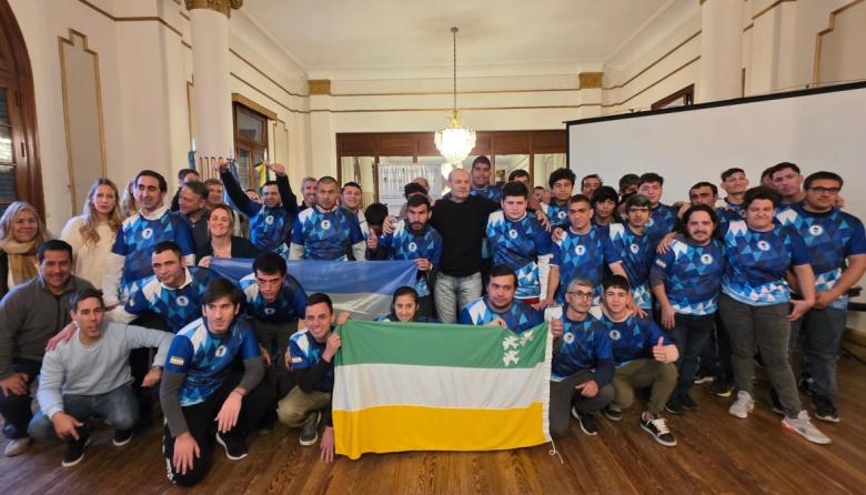 Entregan camisetas a deportistas de las escuelas municipales PCD