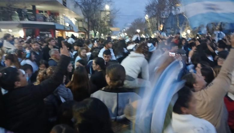 Plaza Belgrano de fiesta: una multitud nuevejuliense celebró el triunfo argentino