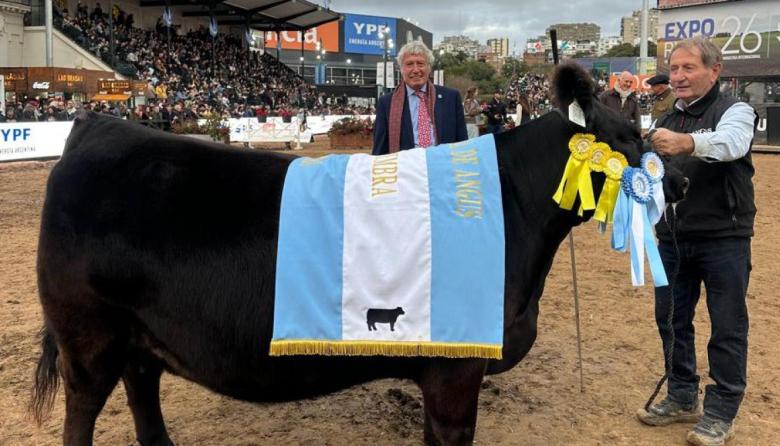 Cabañero nuevejuliense conquistó Palermo con la Gran Campeona Hembra Angus