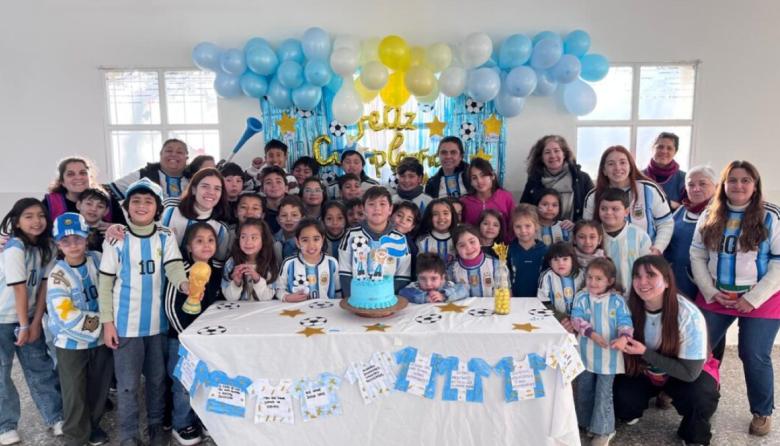 Casa del Niño festejó los cumpleaños de junio con temática mundialista