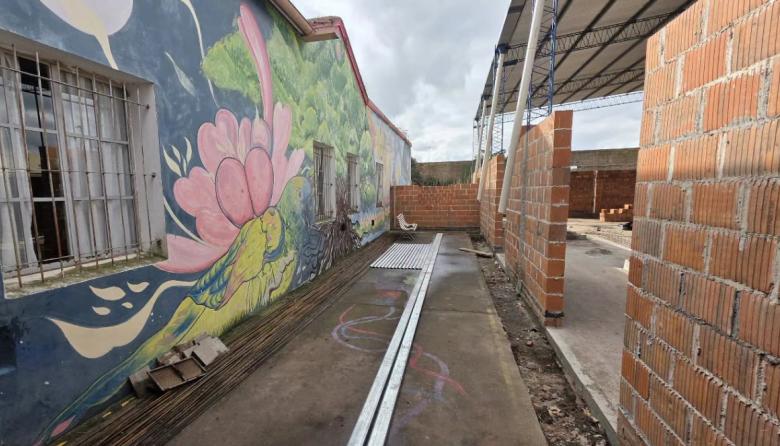 Avanza la obra del cierre perimetral del SUM en la Escuela Primaria N° 25