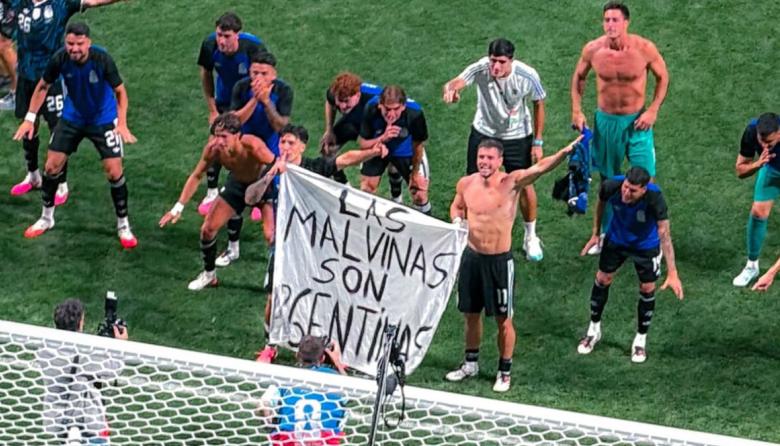 Milei le bajó el tono a la bandera de Malvinas que mostraron los jugadores