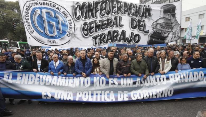Endeudados: la CGT y movimientos sociales marcharon a Economía