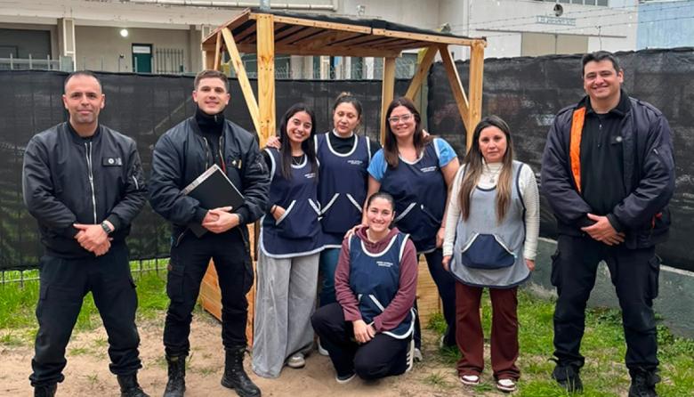 Internos de la Unidad 20 confeccionaron un arenero para un jardín maternal