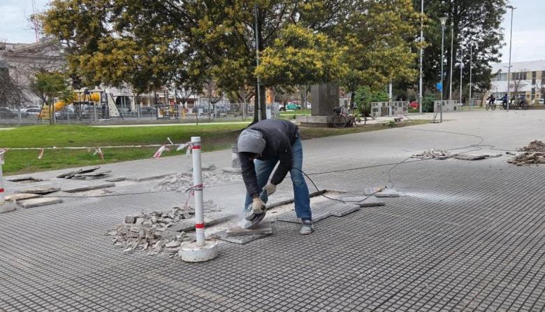 Avanzan los trabajos de mantenimiento en la Plaza San Martín