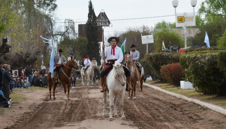 Irala celebra la Fiesta del Agricultor con desfile y shows musicales