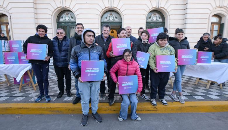Entregaron en Bragado 100 computadoras de Conectar Igualdad Bonaerense