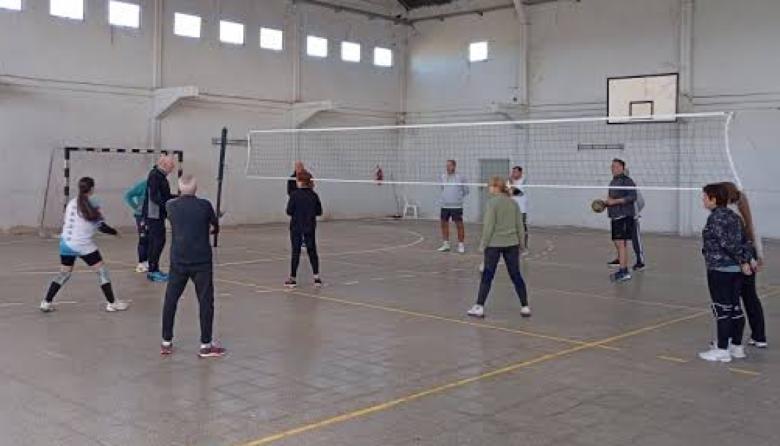 Brindan una clínica gratuita de Newcom en el Polideportivo Municipal