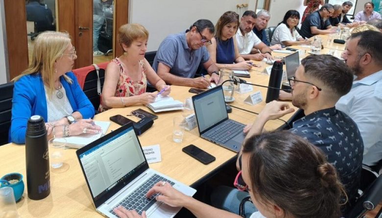 Los docentes también pidieron reabrir las paritarias y le meten presión a la Provincia