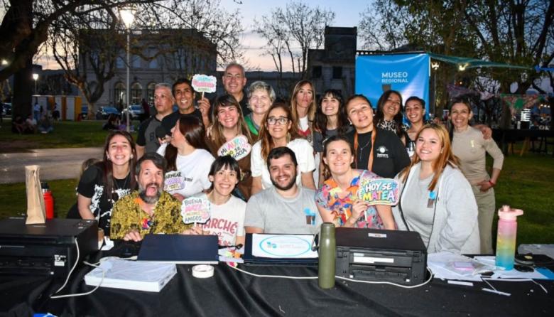 La Mateada Estudiantil 2026 reunió a jóvenes y familias en la Plaza Dardo Rocha