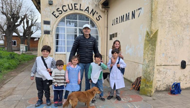 El intendente Stadnik recorrió la Escuela Rural N° 5 y coordinó mejoras