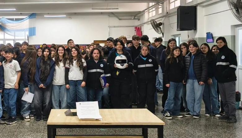 Brindan charla de seguridad vial en el Instituto Juan XXIII de Casares