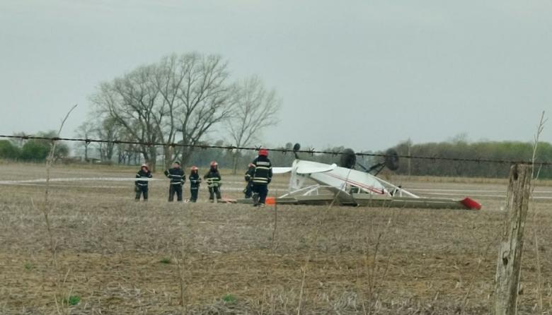 Una avioneta se incendió, volcó al aterrizar y sus ocupantes salieron ilesos
