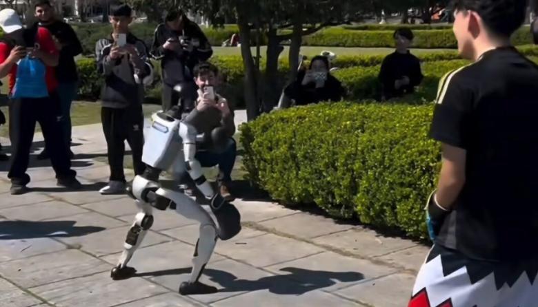 La Plata se rinde ante Amancio y Chicho: dos robots desatan “furor viral”