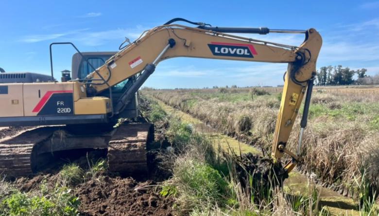 Vialidad Rural intensifica los trabajos en caminos y canales del distrito