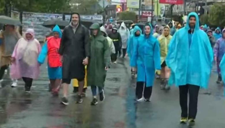 Miles de fieles caminan hacia Luján bajo la lluvia en la 52ª Peregrinación