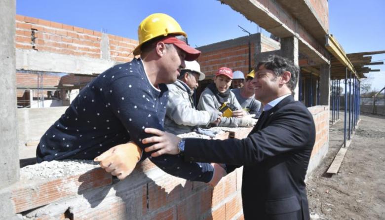 Kicillof desembarca en Casares y Nueve de Julio con obras y escrituras