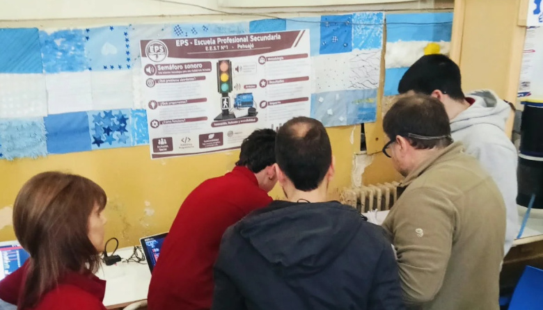 Estudiantes de la EPS presentaron un semáforo sonoro pensado para una ciudad más accesible