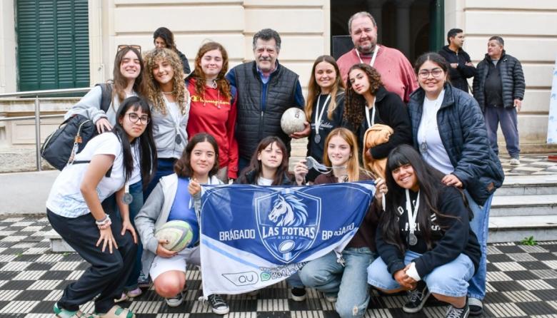 Emotivo recibimiento a la delegación local tras su actuación en Mar del Plata