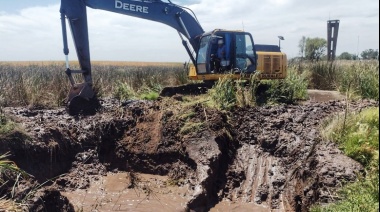 Se realizan tareas de reparación en el acueducto que une las localidades de Nueve de Julio, Carlos Casares y Pehuajó.