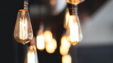 Las tarifas de luz son las más caras de los últimos 30 años en relación al poder adquisitivo