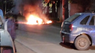 Motociclista embiste a menor y vecinos incendian la moto
