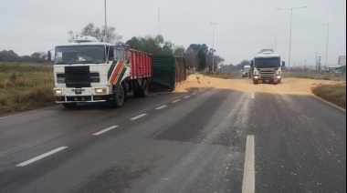 Camión derramó cereal en la Ruta 5 tras volcar su acoplado
