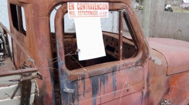 Continúa la notificación y retiro de vehículos abandonados en la vía pública