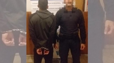 "Le mordió la mano a uno de los efectivos"