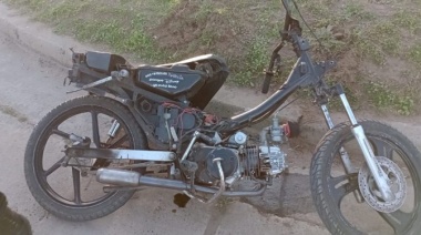 Un niño de 12 años chocó manejando una moto