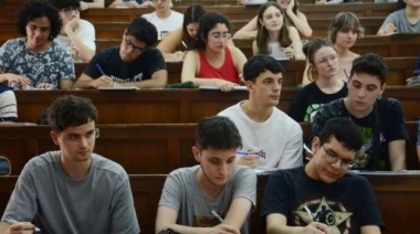 El Gobierno anunció que se cobrará la salud y la educación universitaria a extranjeros