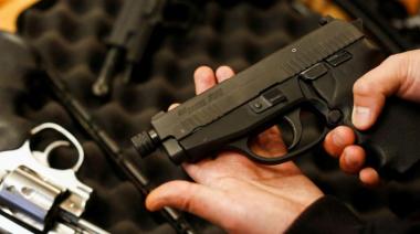El Gobierno redujo a 18 años la edad mínima para portar armas
