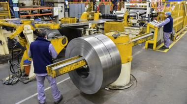 La industria se desplomó un 4,5% mensual y la construcción 4,1%