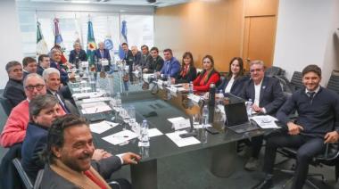 Los gobernadores buscan repartirse el impuesto a los combustibles y coparticipar los ATN