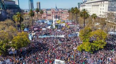 Multitudinario apoyo a Cristina Kirchner en Plaza de Mayo