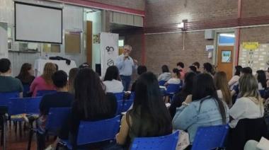 Brindan charla sobre el impacto de la IA en el trabajo y la educación