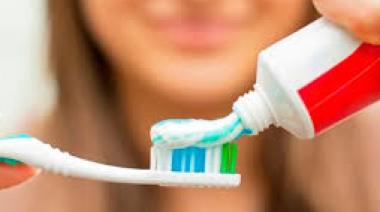 La ANMAT prohibió el uso de una conocida pasta de dientes