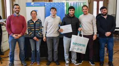 El Municipio entregó becas a deportistas y materiales a clubes locales
