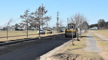 La Municipalidad continúa pavimentando el parque lineal de la AU