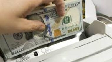 El dólar sube al techo de la banda y el riesgo país supera los 1.000 puntos
