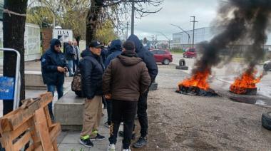 Protesta y acampe por el cierre de una fábrica de porcelanato en Pilar
