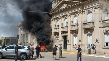 Productores inundados protestaron frente a la Municipalidad nuevejuliense